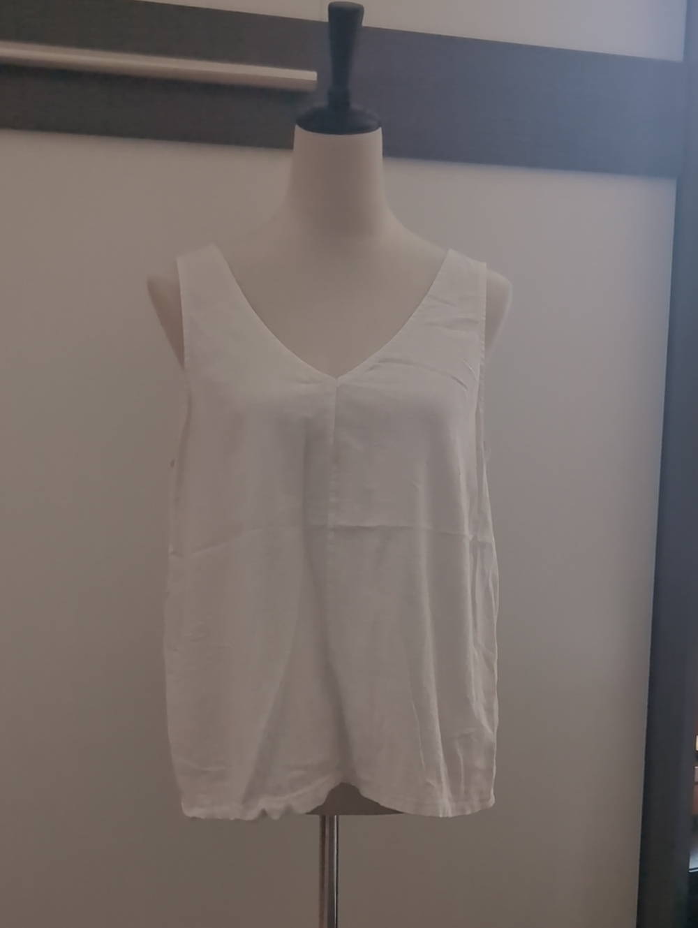 Time and Tru White V-Neck Sleeveless Camisole